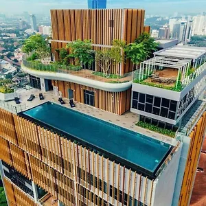infinity-pool-ceylonz-suites-klcc.kualalumpurs-hotels.com/
